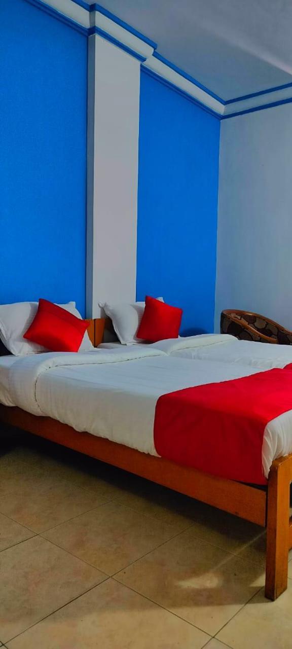 Hotel Manhattan شيناي المظهر الخارجي الصورة