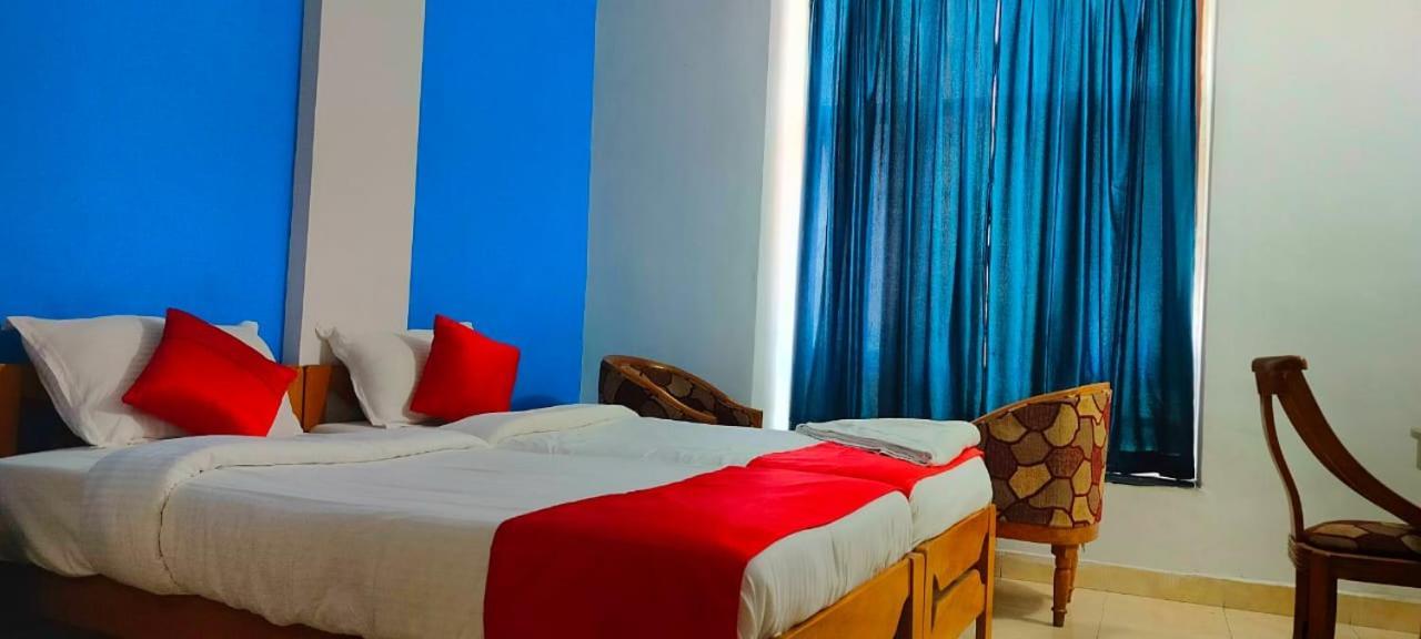 Hotel Manhattan شيناي المظهر الخارجي الصورة