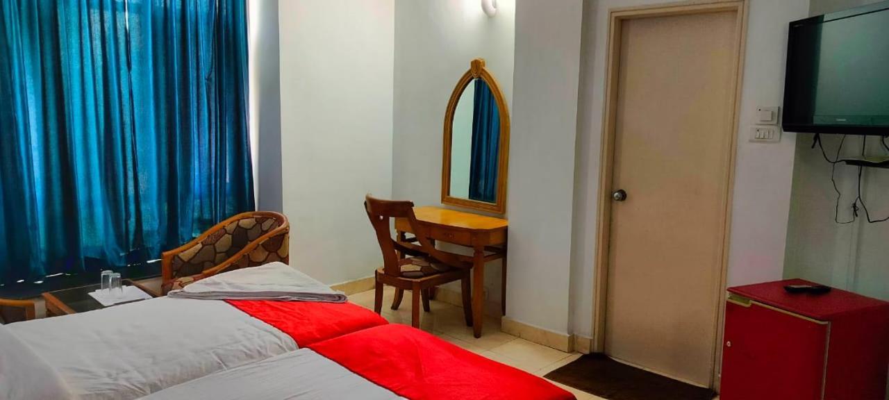 Hotel Manhattan شيناي المظهر الخارجي الصورة